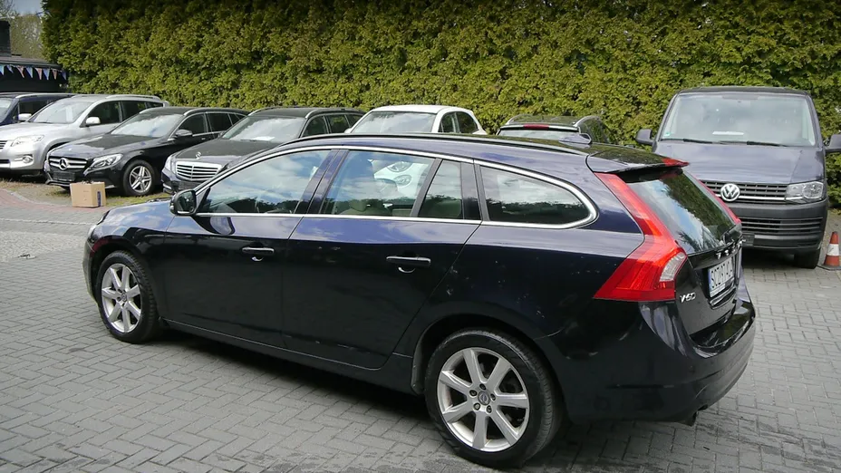 VOLVO V60 -