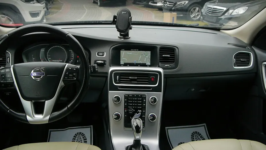 VOLVO V60 -