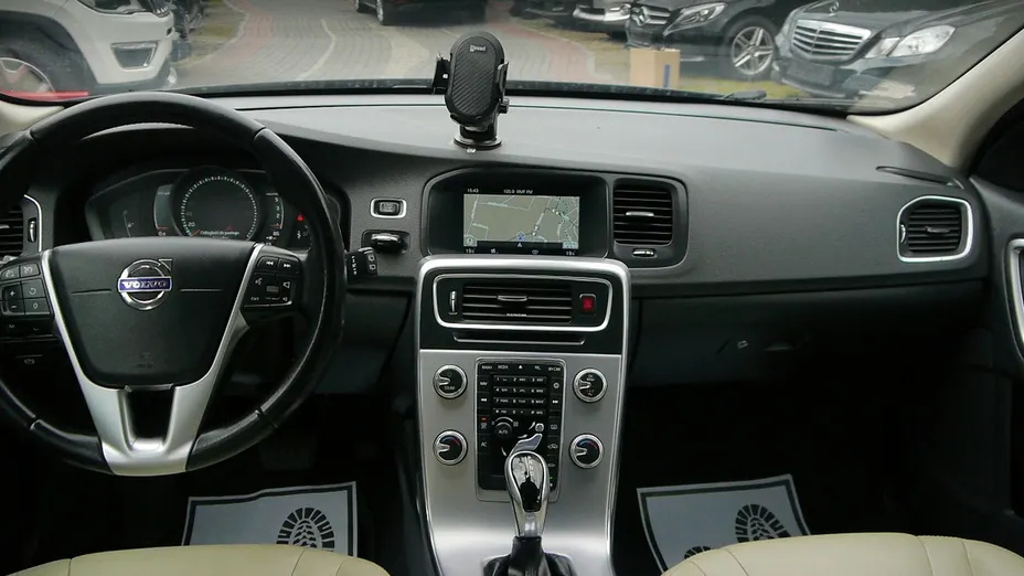 VOLVO V60 -