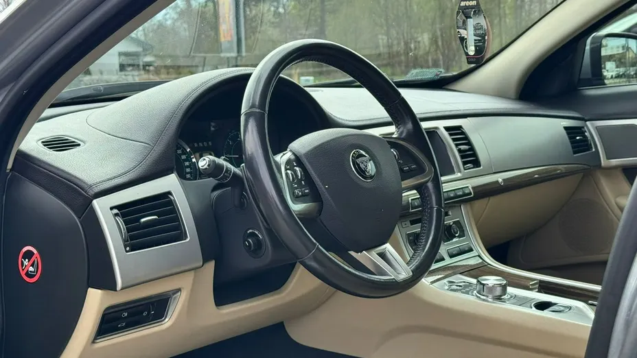 JAGUAR XF -