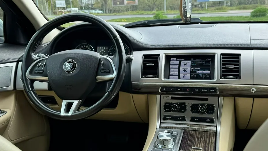 JAGUAR XF -