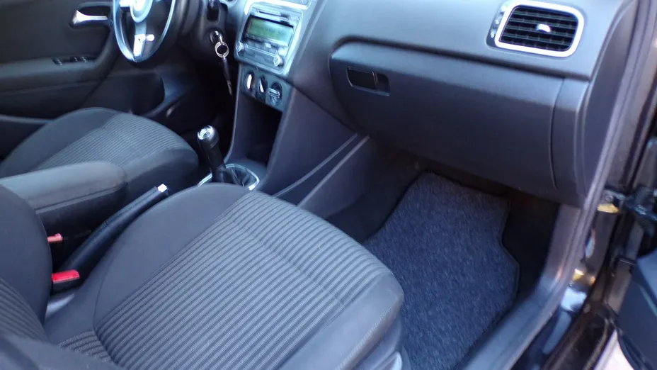 VOLKSWAGEN Polo -