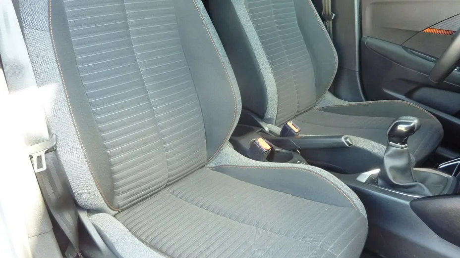 PEUGEOT 208 -
