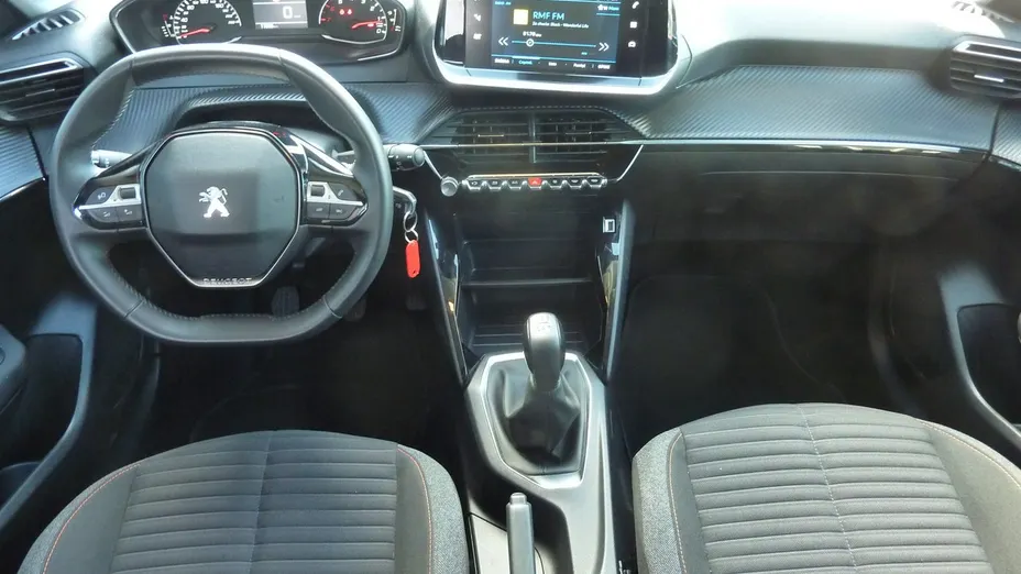 PEUGEOT 208 -