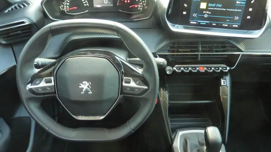 PEUGEOT 208 -