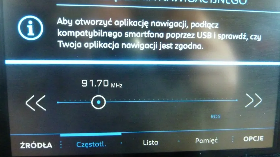 PEUGEOT 208 -