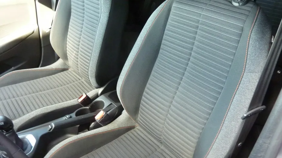 PEUGEOT 208 -