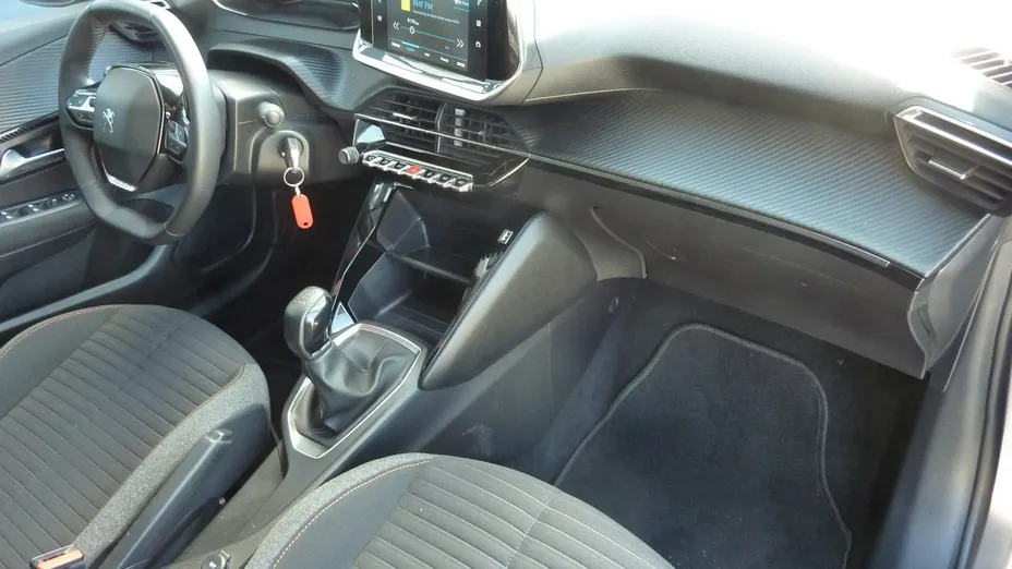 PEUGEOT 208 -
