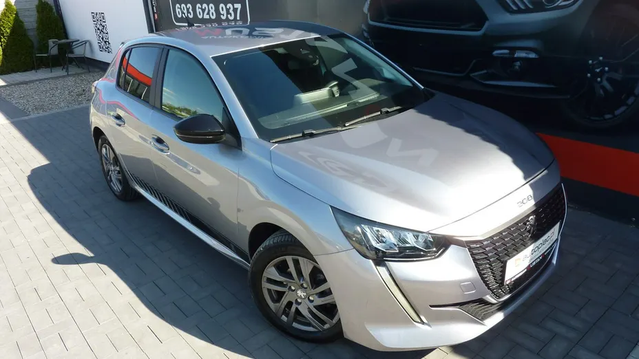 PEUGEOT 208 -