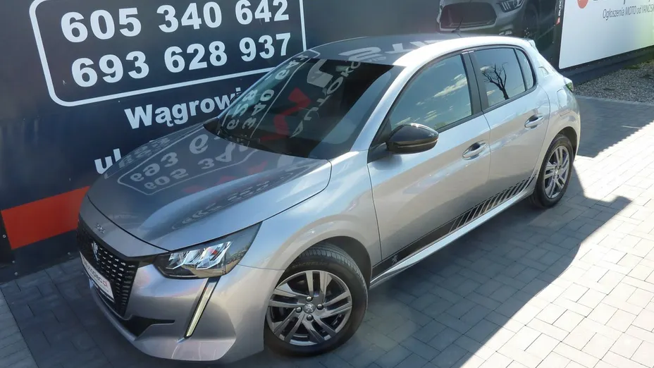 PEUGEOT 208 -