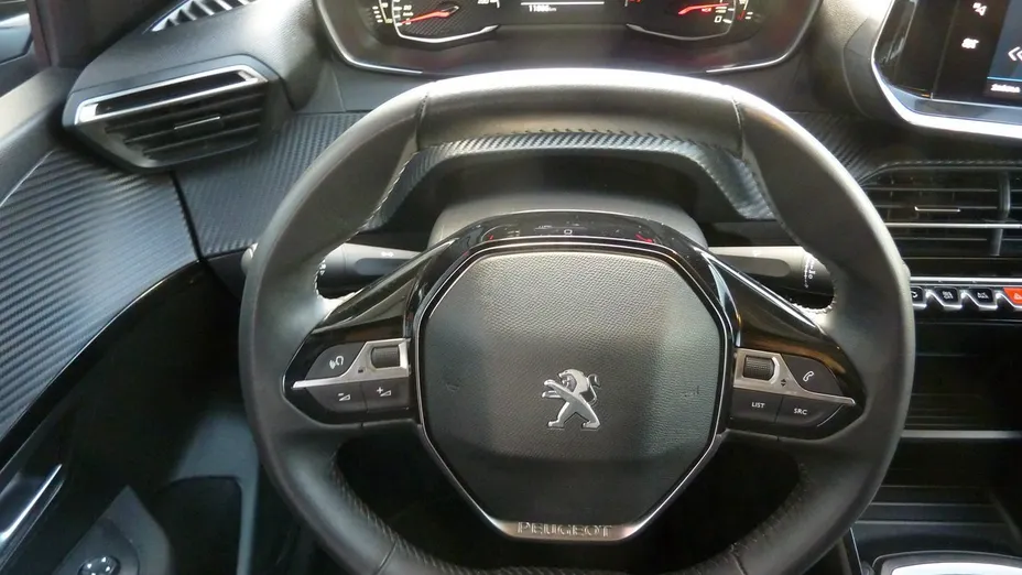 PEUGEOT 208 -