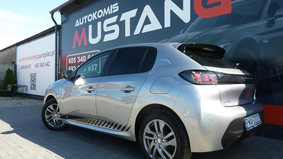 PEUGEOT 208 -