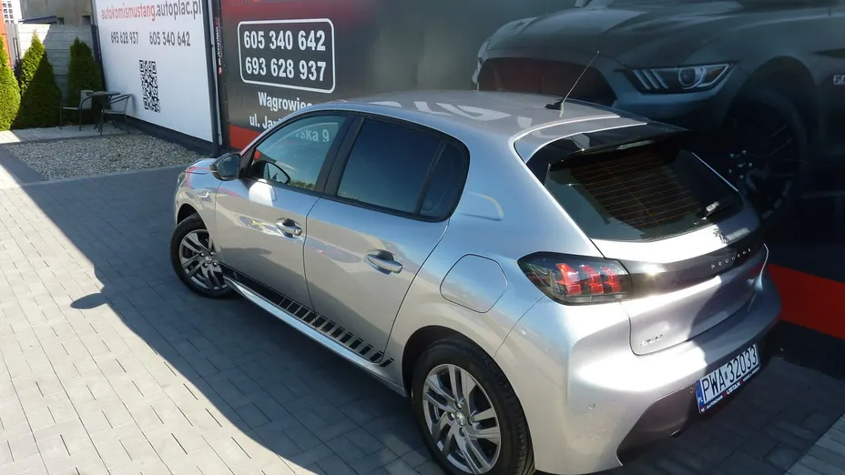 PEUGEOT 208 -
