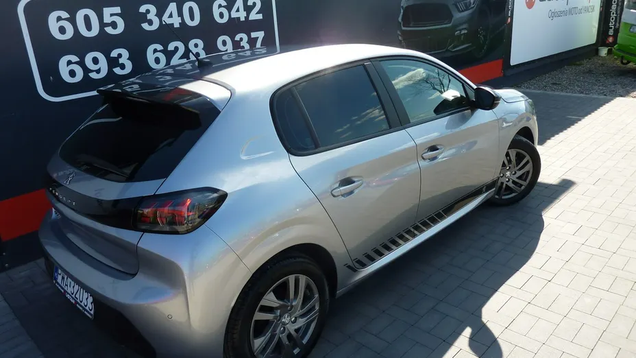PEUGEOT 208 -