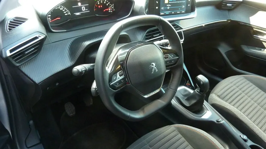 PEUGEOT 208 -