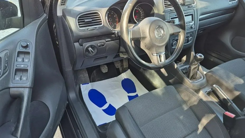 VOLKSWAGEN Golf -