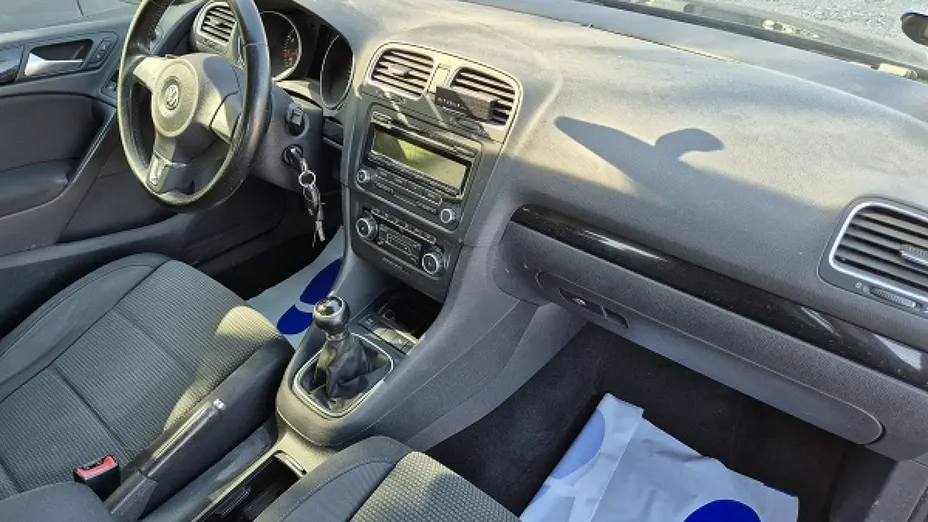 VOLKSWAGEN Golf -