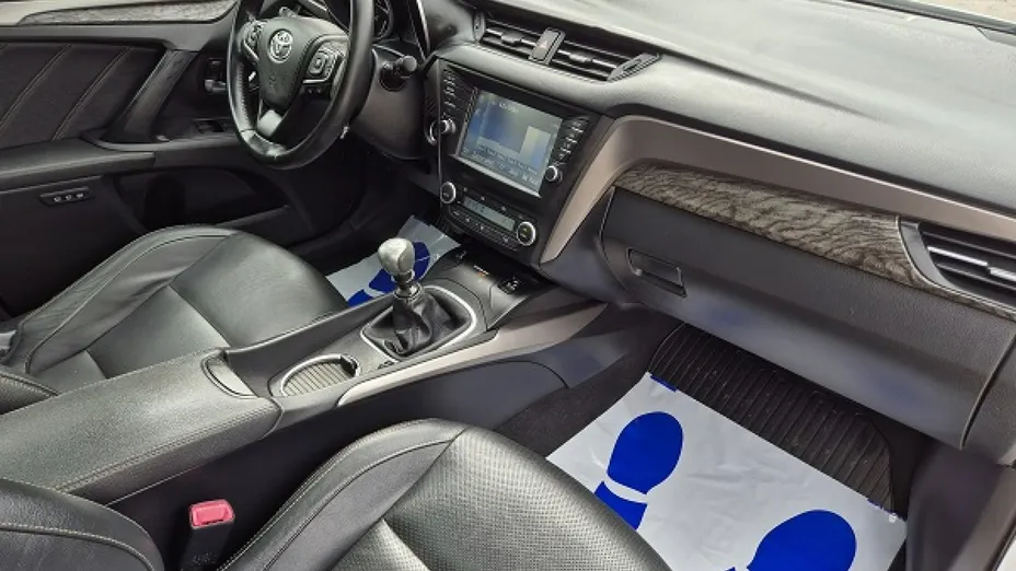 TOYOTA Avensis -