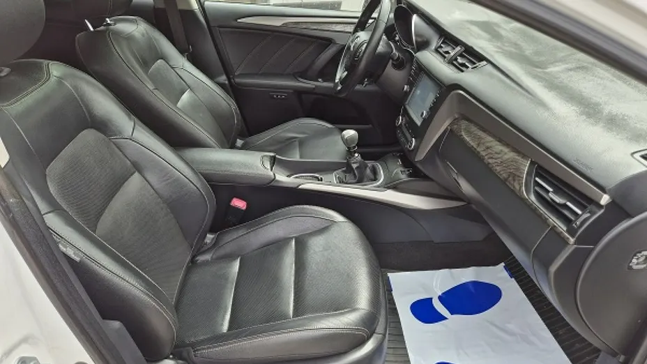 TOYOTA Avensis -