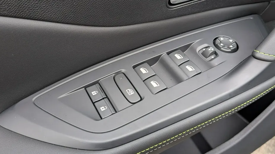 PEUGEOT 408 -