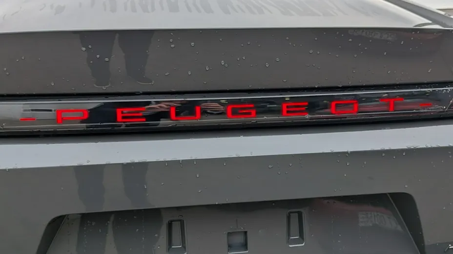 PEUGEOT 408 -