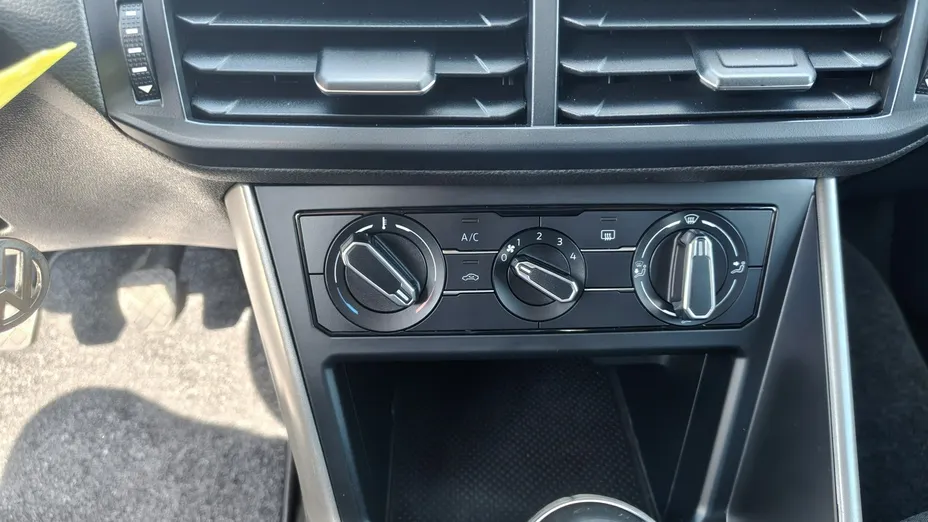 VOLKSWAGEN Polo -