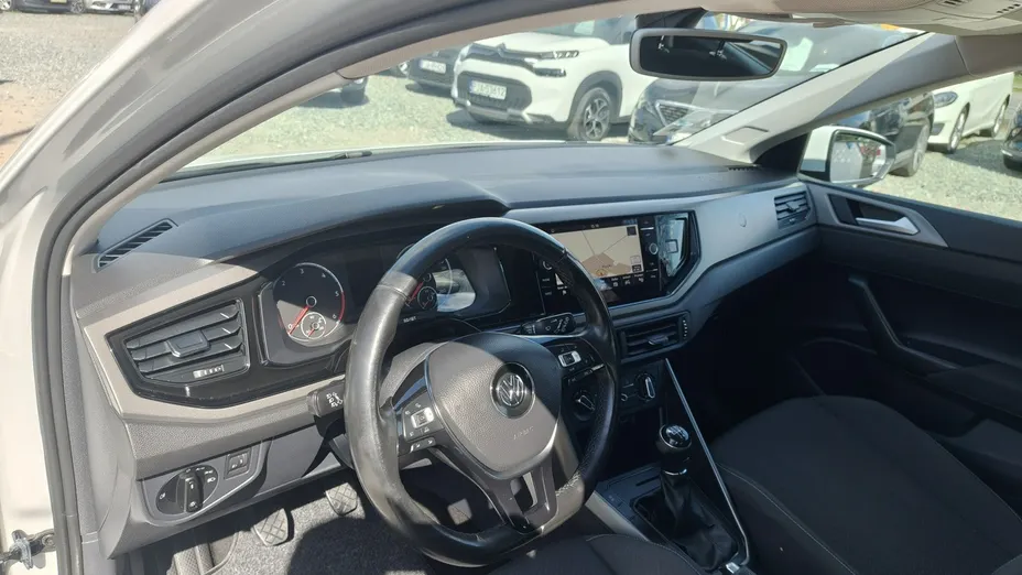 VOLKSWAGEN Polo -