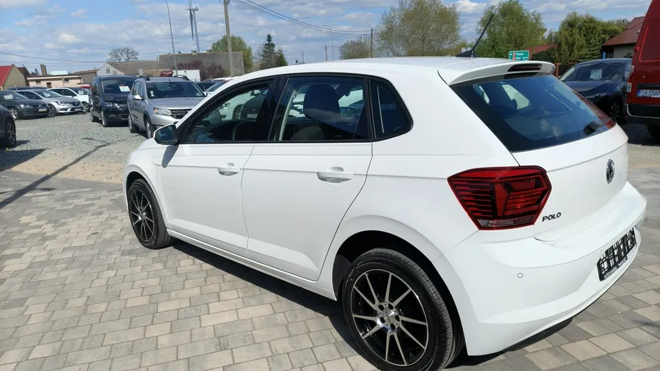 VOLKSWAGEN Polo -