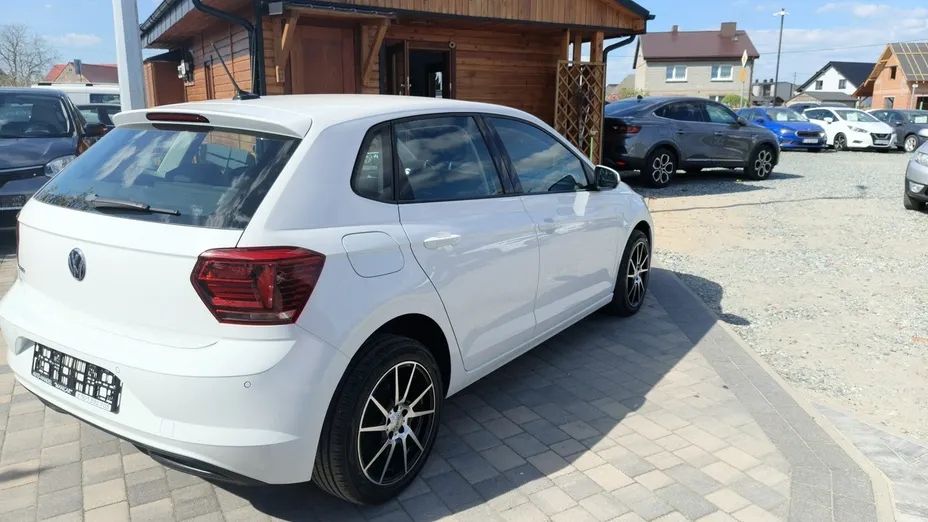 VOLKSWAGEN Polo -
