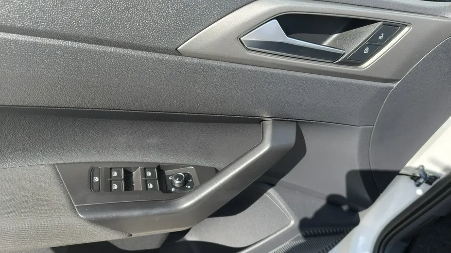 VOLKSWAGEN Polo -