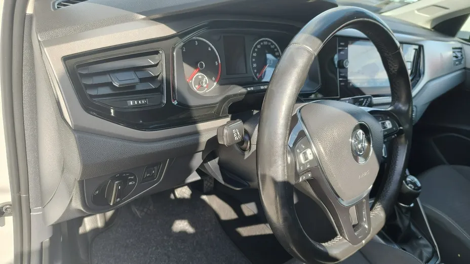 VOLKSWAGEN Polo -