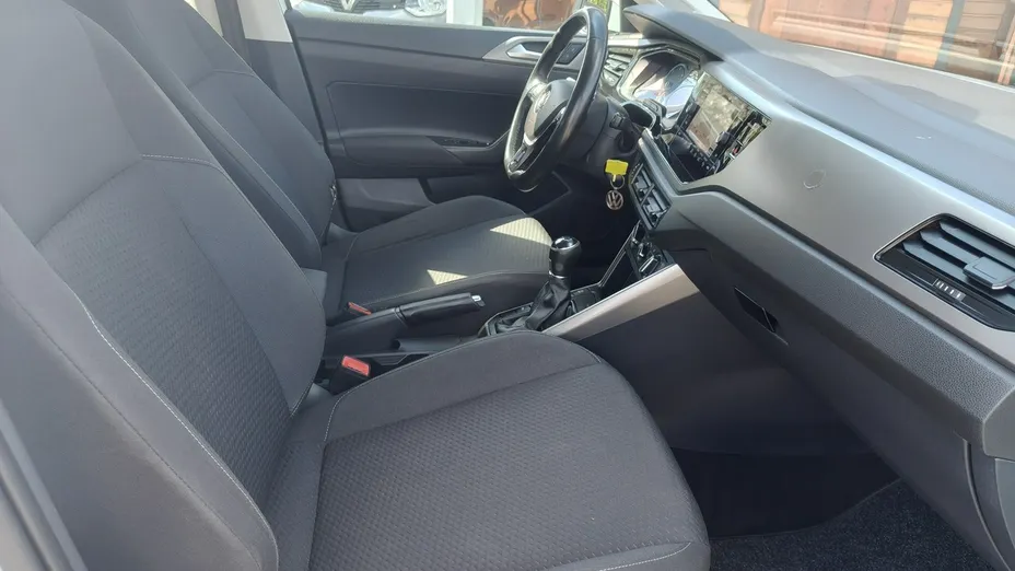 VOLKSWAGEN Polo -