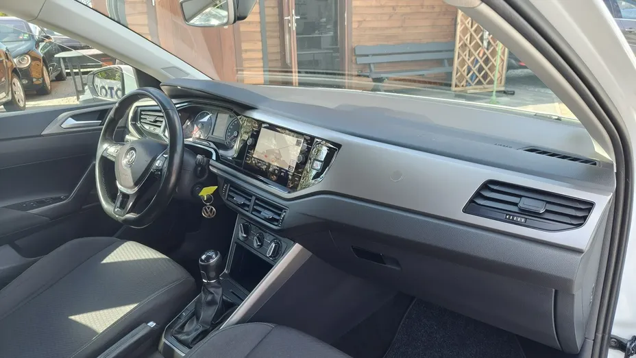 VOLKSWAGEN Polo -