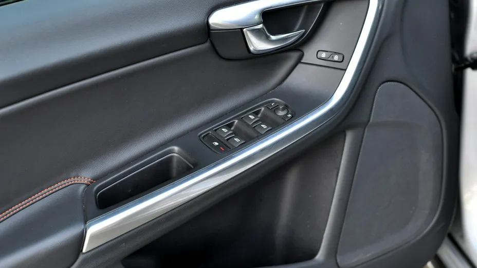 VOLVO V60 -