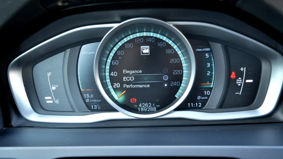 VOLVO V60 -