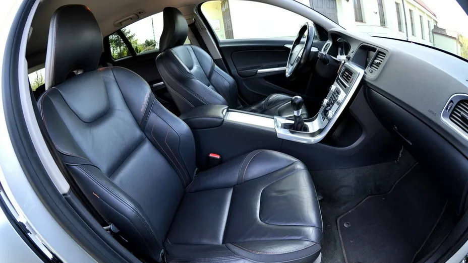 VOLVO V60 -
