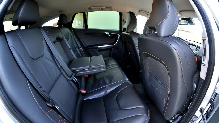 VOLVO V60 -