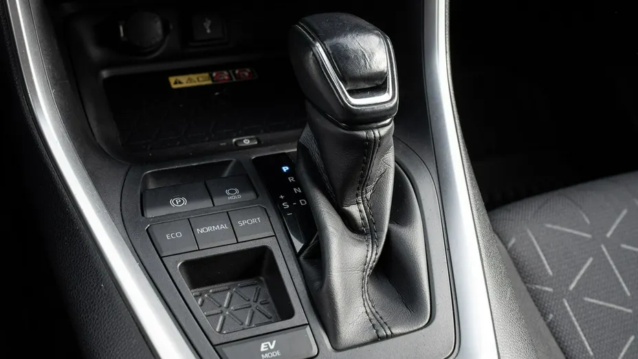 TOYOTA RAV4 -