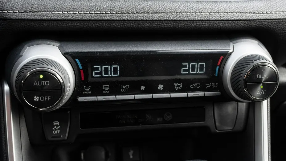 TOYOTA RAV4 -