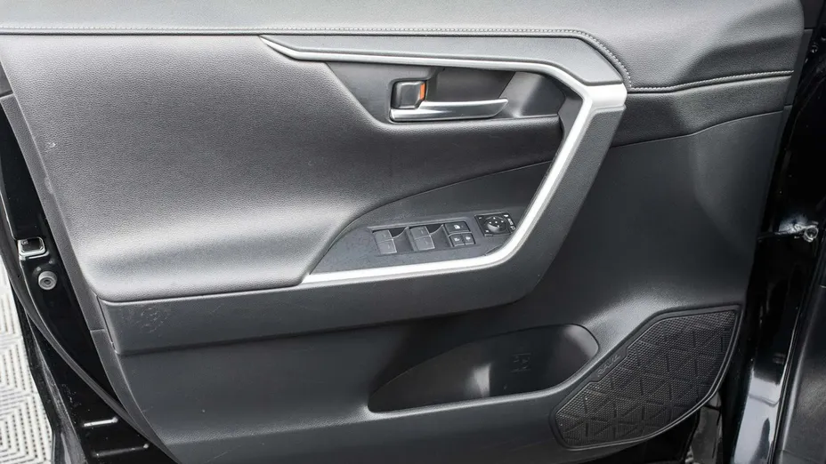 TOYOTA RAV4 -