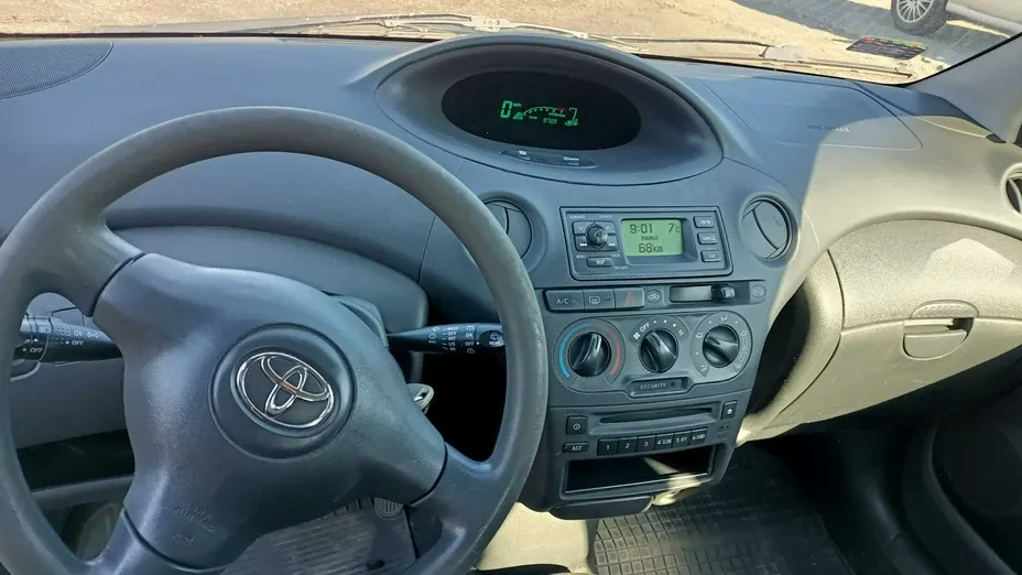 TOYOTA Yaris -