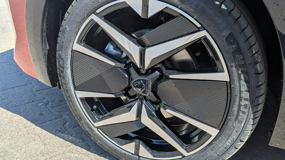 PEUGEOT 208 -