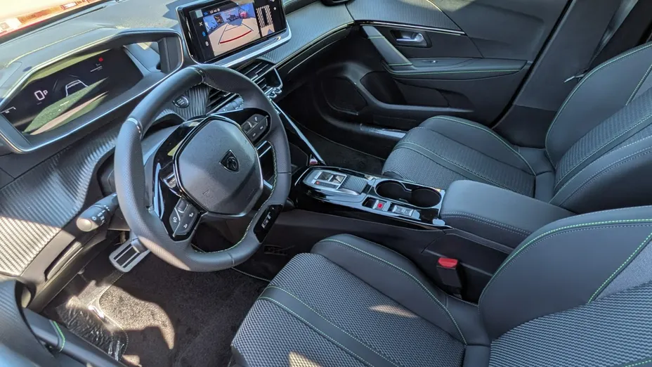 PEUGEOT 208 -