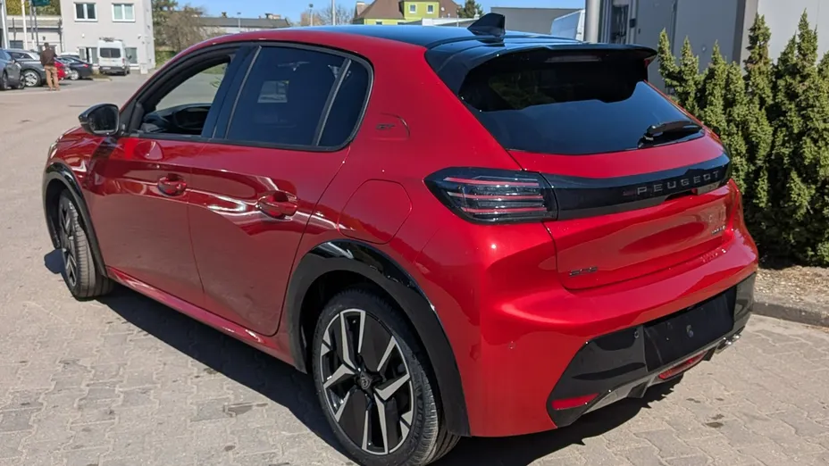 PEUGEOT 208 -