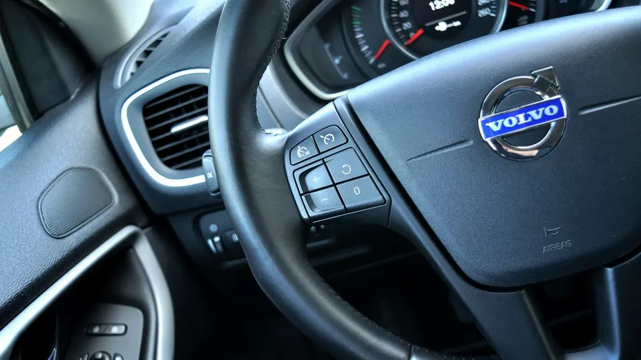 VOLVO V40 -
