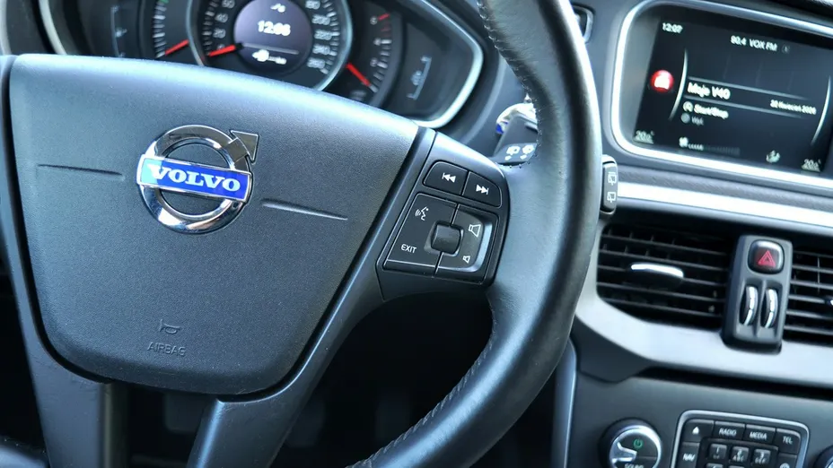 VOLVO V40 -