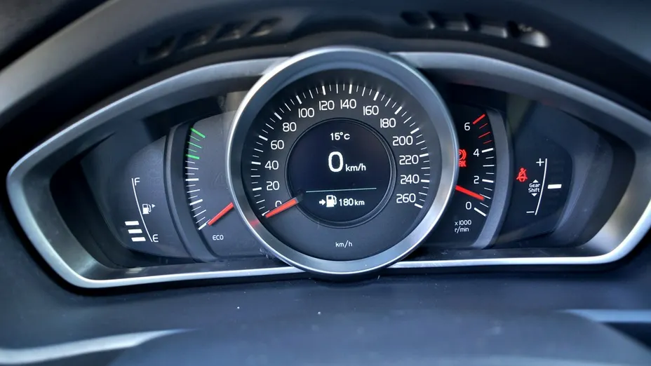 VOLVO V40 -