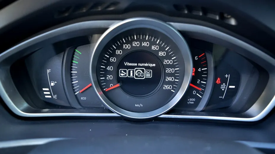 VOLVO V40 -
