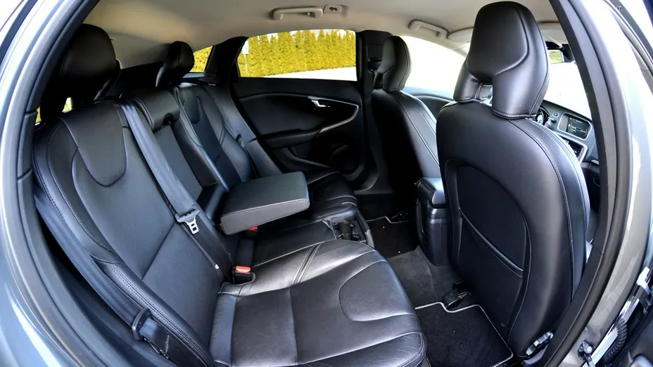 VOLVO V40 -