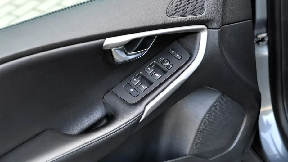VOLVO V40 -